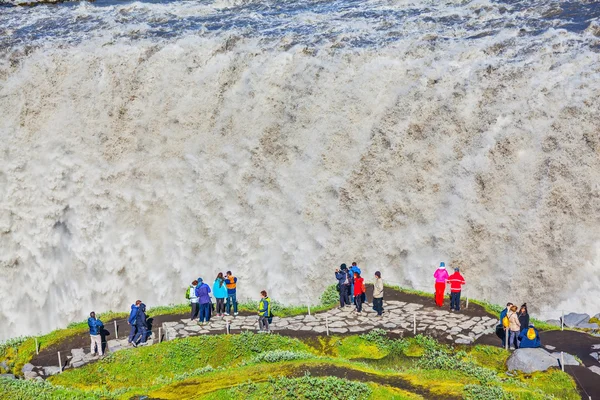 Touristes observe la chute "mur" de l'eau — Photo