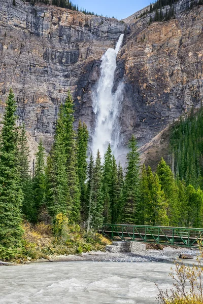 Piccolo ponte pedonale attraverso il fiume turbolento — Foto Stock