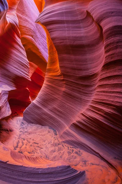 Túnel vermelho misterioso sob o céu azul — Fotografia de Stock