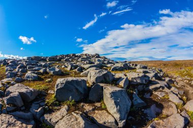 Büyük taşlar tarafından günbatımı ışığı yaktı