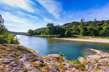 Gardon Nehri ve güzel park 