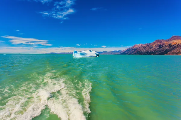 Excursão de barco ao glaciar branco-azul — Fotografia de Stock