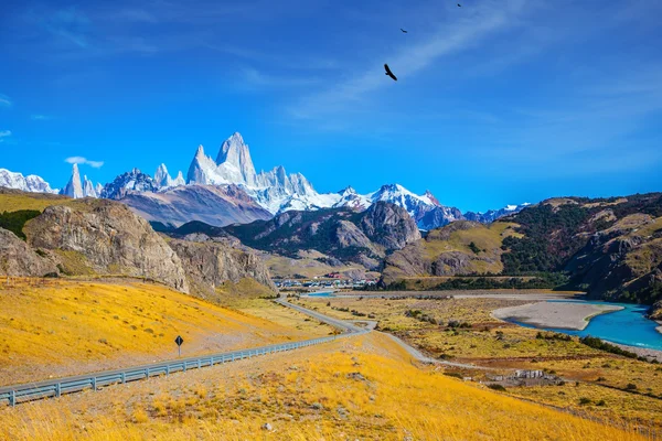 Weg zu schneebedeckten Felsen fitz roy — Stockfoto