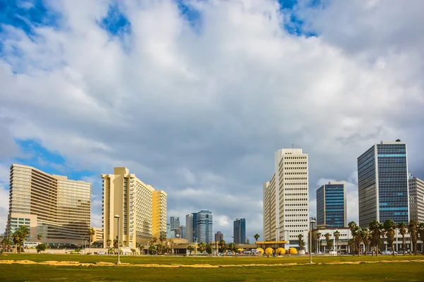 Wolkenkrabbers aan de kust van Tel Aviv — Stockfoto