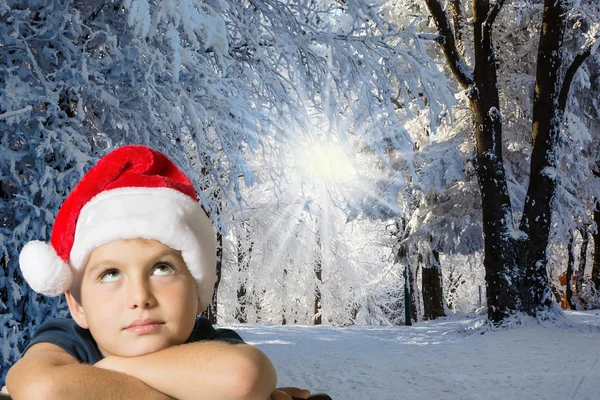 Noel Baba şapkalı çekici çocuk — Stok fotoğraf