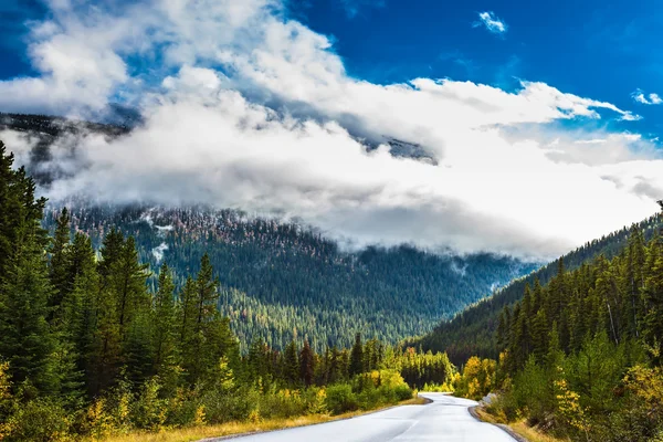 Nagy Highway a hegyek között — Stock Fotó