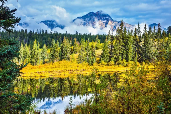 Warm autumn day in park Jasper — Stock Photo, Image