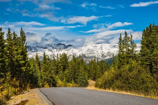 Straße führt durch die Berge — Stockfoto