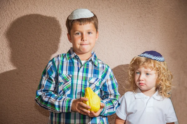 Two boys in yarmulkes — Stock Photo, Image