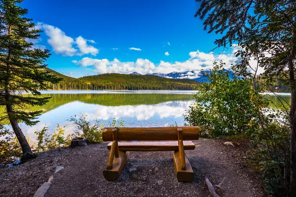 Vid sjö med trä benche — Stockfoto