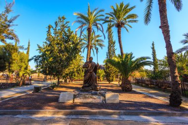 Güzel bir parkta Aziz Peter Heykeli