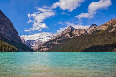  Lake Louise zümrüt su ile 