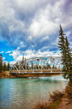 Nehrin üzerindeki yol köprüsü