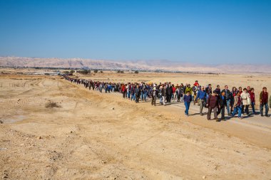  Hacılar ve turistler çölde yürüyor 