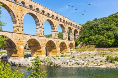 Pont du Gard, Roma'nın en yüksek su kemeridir.