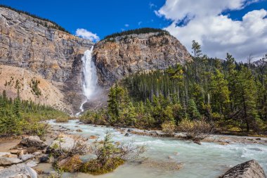 Sonbahar şelalesi tam akan bir su akışı oluşturur 