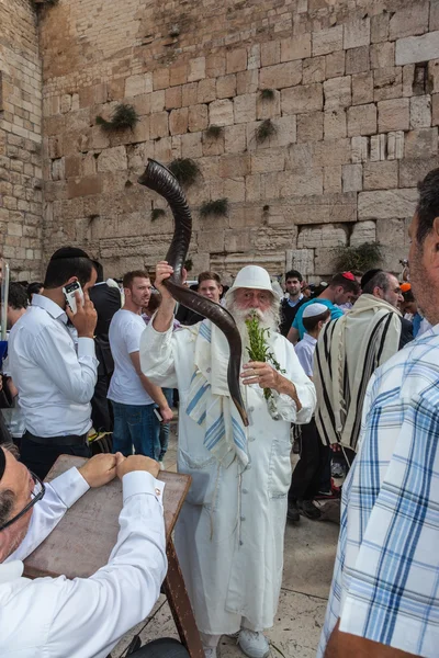 Juif religieux âgé avec un Shofar — Photo