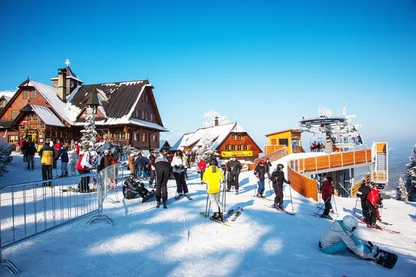 Skiërs die zich voorbereiden om op ski's af te dalen — Stockfoto