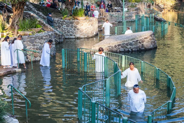 Christian pilgrims enter Jordan River waters — Stock Photo, Image
