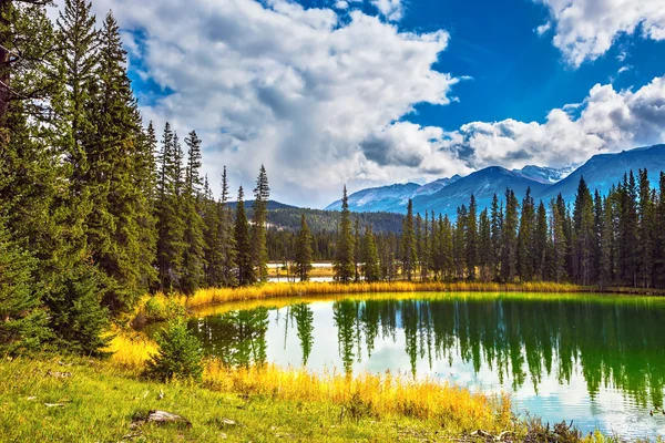 Shallowed cirkulär Lake — Stockfoto