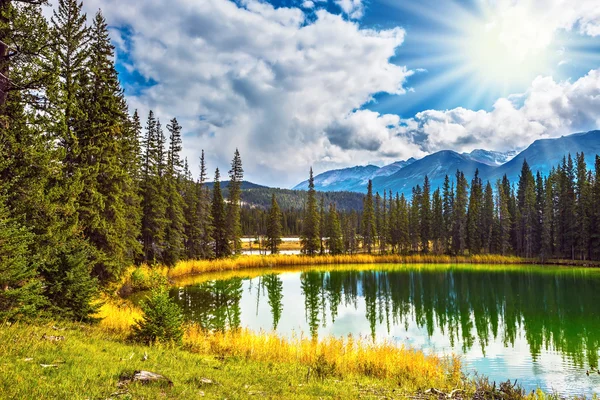 Zonnige herfst dag in Jasper Nationaal Park — Stockfoto