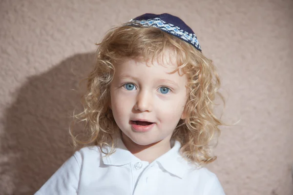 Αγόρι με ξανθές μπούκλες στην εβραϊκή Σκούφου — Φωτογραφία Αρχείου