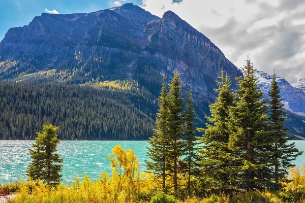 Lake Louise in einer Umgebung von Gletschern — Stockfoto