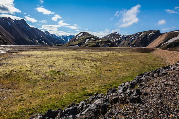 Údolí obklopují zelené ryolitské hory — Stock fotografie