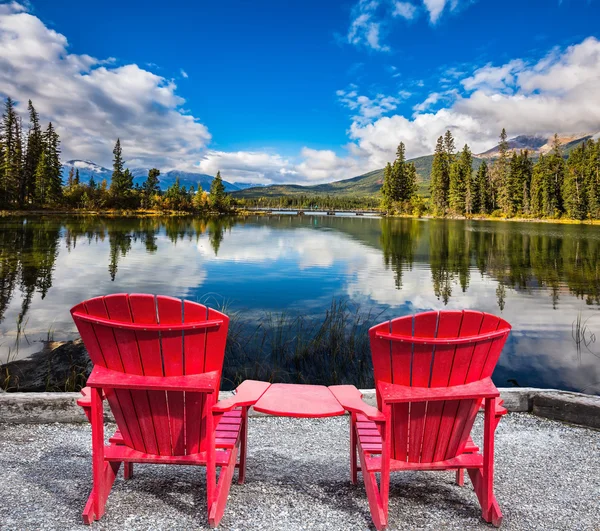 Twee rode stoelen lounges voor de toeristen — Stockfoto