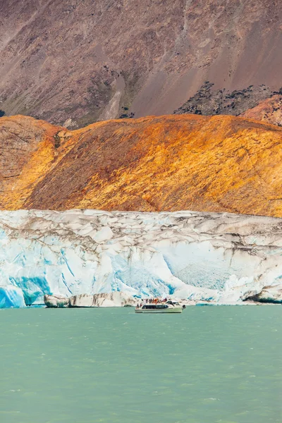 Turist teknesi buzula doğru yüzer — Stok fotoğraf