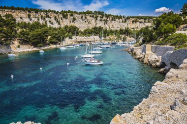  Beyaz yelkenli yatlar sahiplerini bekliyor