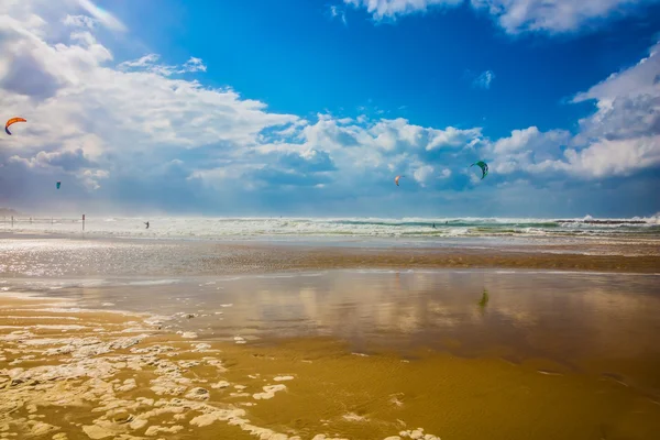 Ocak ayında Tel Aviv'de dev deniz plajı — Stok fotoğraf
