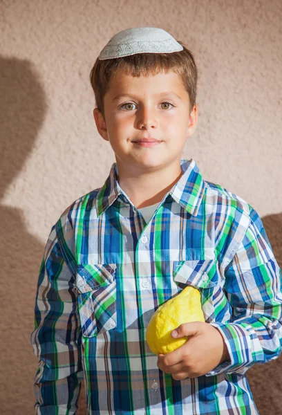 Boy in white festive skullcap holds etrog — Stock Photo, Image