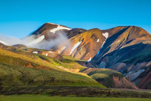 I fördjupningar av rhyolitic Mountain Snow — Stockfoto