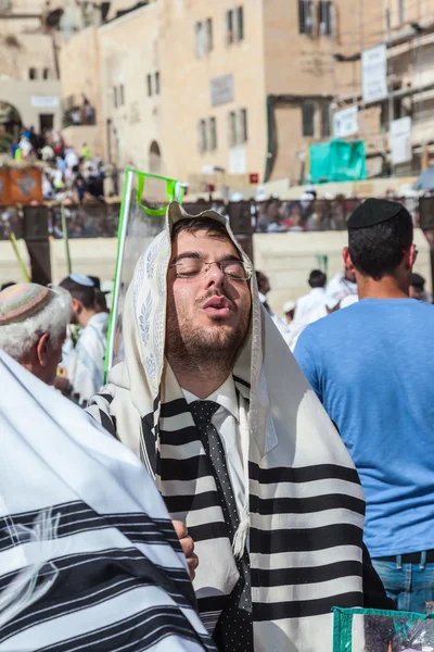 Young guy in tallit prays — Stock Photo, Image