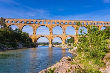 Avrupa'da Pont du Gard üç katlı su kemeri