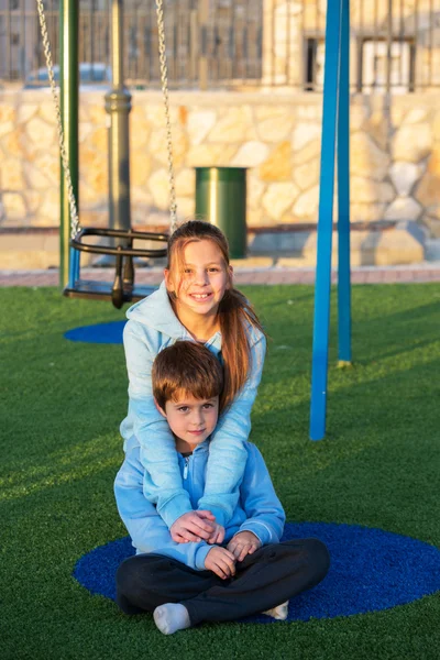 Aynı mavi ceketli kız ve erkek kardeş — Stok fotoğraf
