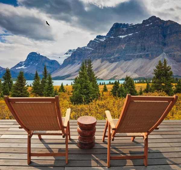 Due sedie a sdraio accanto a un bellissimo lago — Foto Stock