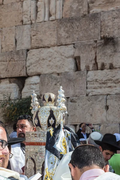 Le rouleau de la Torah dans le cas magnifique — Photo