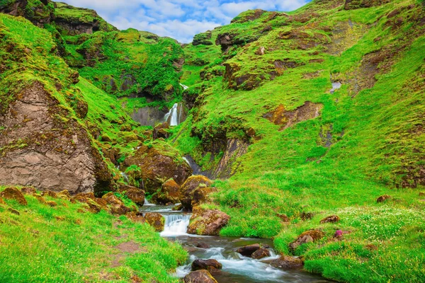 Чудовий водоспад з льодовика — стокове фото