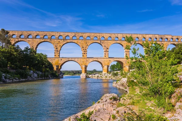 Tre våningar akvedukten i Pont du Gard i Europa — Stockfoto
