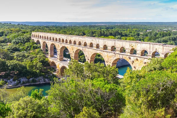 Acueducto de tres niveles Pont du Gard y parque natural — Foto de Stock