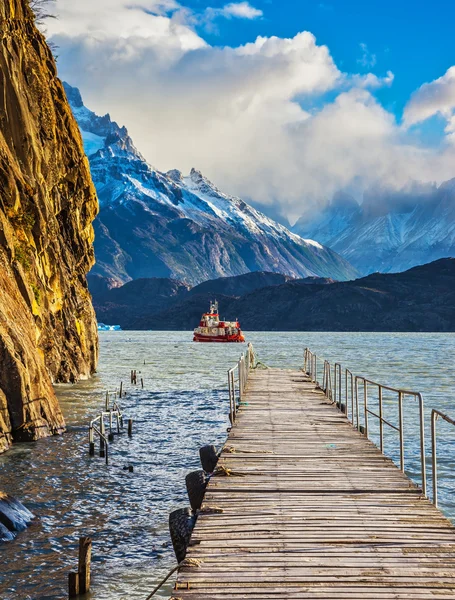 Boot voor toeristen zwemmen met houten pier — Stockfoto
