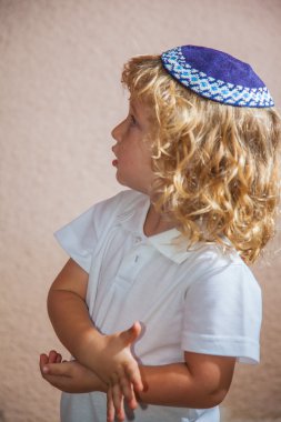 Örme yarmulke mavi gözlü büyüleyici çocuk