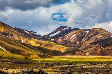 Dağların yumuşak yamaçlarında 