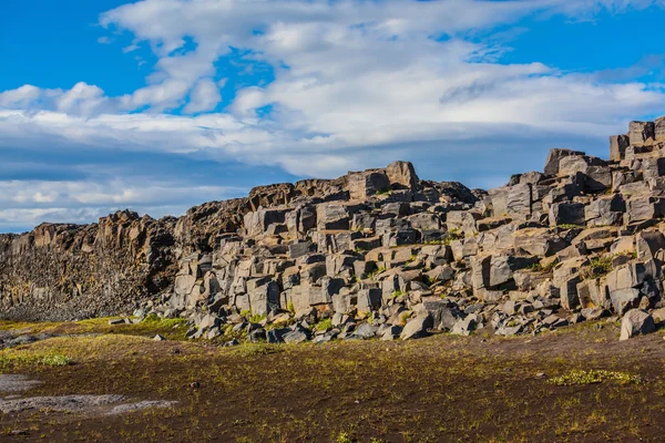 Pedras enormes perto de uma cachoeira Dettifoss — Fotografia de Stock