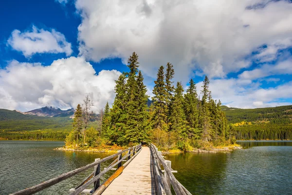 La piccola isola in mezzo al lago — Foto Stock