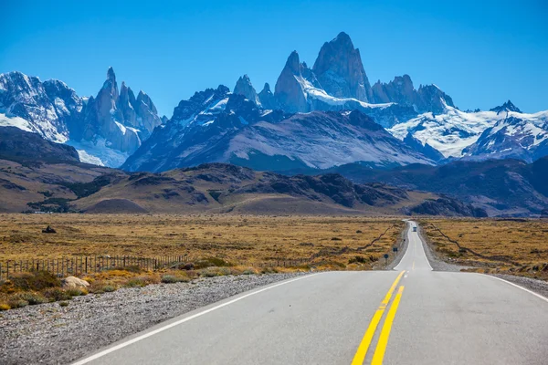 Excellent road to majestic Mount Fitz Roy — Stock Photo, Image
