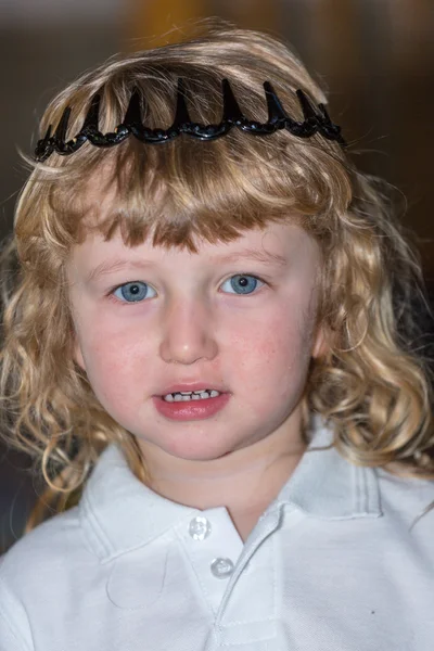 Le petit garçon dans la couronne de jouets — Photo