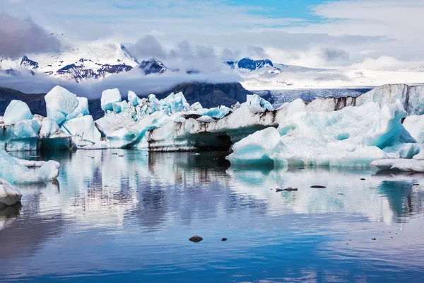Icebergs são refletidos na água espelhada — Fotografia de Stock